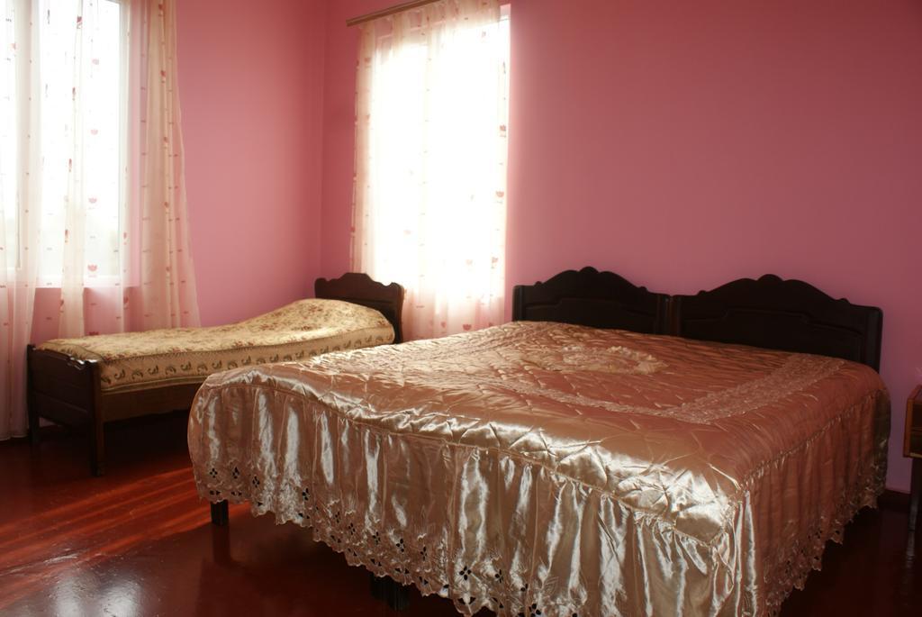 Merabi And Neli Guest House Makhinjauri Room photo